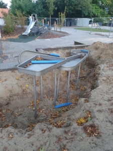 Drei Matschtische aus Edelstahl